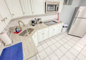 Lovely apt ! Ideal for a couple! Easy access NYC.