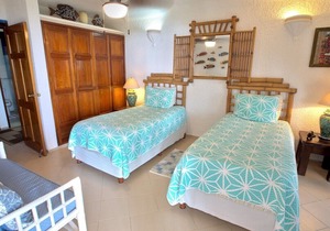 Lovely beachfront 2 BR/2BA condo. Gated community - Pool, Wifi, AC