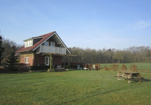 Lovely Cottage near Lake in Well