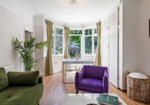 Lovely garden apartment in Wimbledon Town Centre with private parking by Wimbledon Holiday Lets