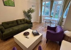 Lovely garden apartment in Wimbledon Town Centre with private parking by Wimbledon Holiday Lets