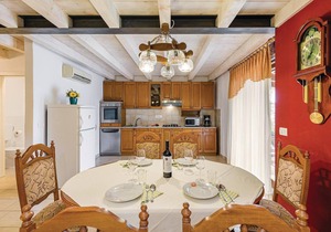 Lovely home in Bale with WiFi