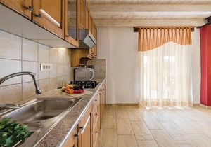 Lovely home in Bale with WiFi