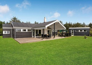Lovely home in Hjørring with kitchen