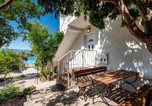 Lovely Home In Loviste With Kitchen