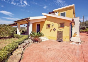 Lovely home in Ribera (AG)