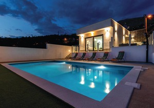 Lovely home in Srinjine