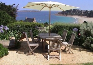 Lovely house close to beach with stunning sea views
