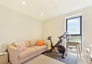 Lovely Luminous 3 Bed Flat, with secure Ev Parkng