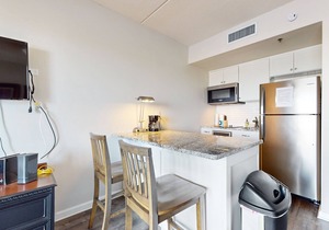 Lovely Modern Condo w/Balcony - Walk to Riverfront Park