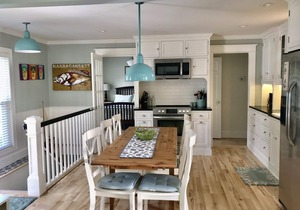 Lovely Narragansett Pier Vacation Home! Walk to local amenities & beach!
