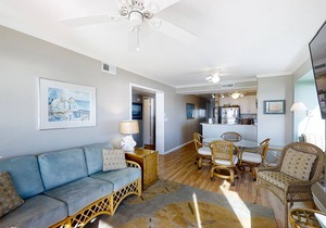Lovely Oceanfront Suite w/Free WiFi, Private Balcony, W/D, & Shared Pool