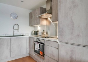 Lovely Riverside 2 Bed Apartment