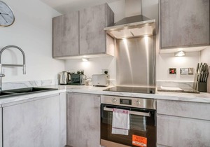 Lovely Riverside 2 Bed Apartment