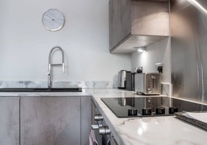 Lovely Riverside 2 Bed Apartment