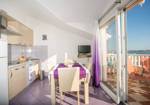 Lovely ❤ sea view apt for 2+2, on the beach, Seget