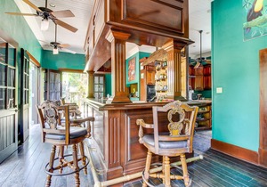 Lovely Suite with Riverfront Location, Pool, WiFi & AC