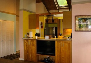 Lovely Tropical Condo w/Shared Pool, Private Washer and Dryer, Free WiFi, Lanai