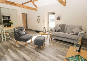 LOWDALE BARNS EAST, pet friendly, with a garden in Sleights