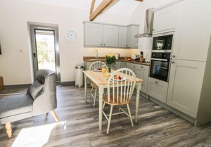 LOWDALE BARNS EAST, pet friendly, with a garden in Sleights