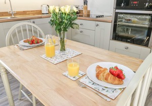 LOWDALE BARNS EAST, pet friendly, with a garden in Sleights