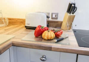 LOWDALE BARNS EAST, pet friendly, with a garden in Sleights