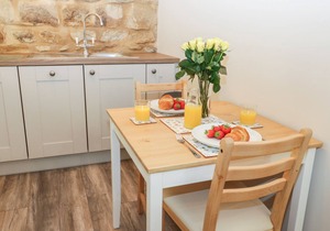 LOWDALE BARNS WEST, pet friendly, with a garden in Sleights