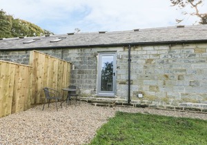 LOWDALE BARNS WEST, pet friendly, with a garden in Sleights
