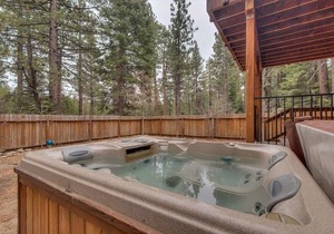 Lukins Lodge by the Lake Hot Tub