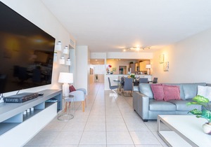 Luminous corner condo overlooking the bay | WIFI + Netflix + Parking