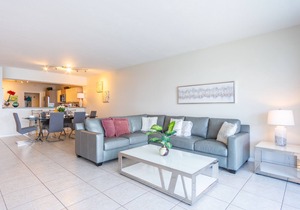Luminous corner condo overlooking the bay | WIFI + Netflix + Parking