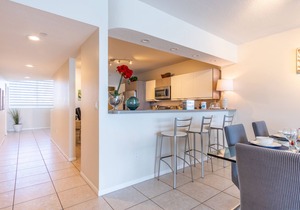 Luminous corner condo overlooking the bay | WIFI + Netflix + Parking