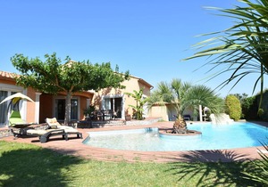 Lush Villa in Pierrerue with Private Pool & Centre Nearby