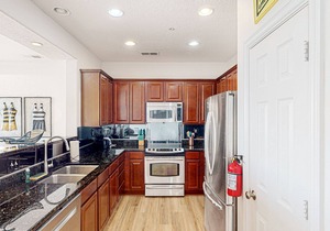 Luxe, 2-story condo with ocean views, balcony, fast WiFi & on-site pool/gym
