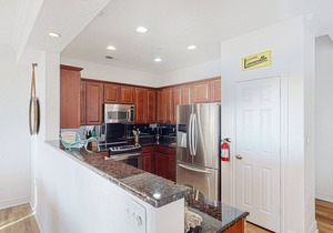 Luxe, 2-story condo with ocean views, balcony, fast WiFi & on-site pool/gym