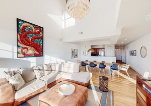 Luxe, 2-story condo with ocean views, balcony, fast WiFi & on-site pool/gym