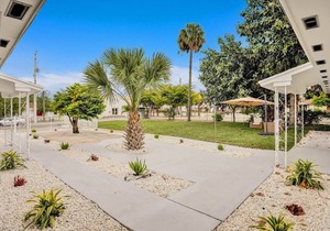 Luxe 2br/1bath, Palm Beach, W/free parking, outdoor living area and Trampoline!