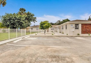Luxe 2br/1bath, Palm Beach, W/free parking, outdoor living area and Trampoline!
