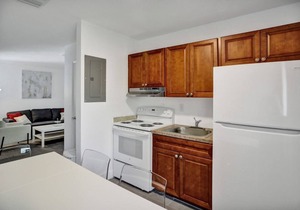 Luxe 2br/1bath, Palm Beach, W/free parking, outdoor living area and Trampoline!