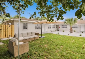 Luxe 2br/1bath, Palm Beach, W/free parking, outdoor living area and Trampoline!