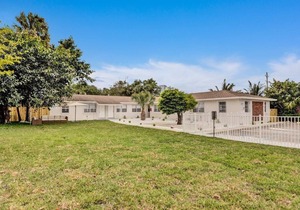 Luxe 2br/1bath, Palm Beach, W/free parking, outdoor living area and Trampoline!
