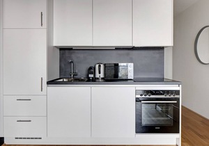 Luxe Favoriten 1BR w/Gym & Elevator, walk to Hauptbahnhof, by Blueground
