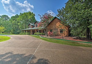 Luxe Hot Springs Cabin on Pond w/ Game Room!