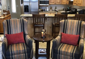 Luxe, upgraded 2/2. Minutes from world class skiing. On Pine View Reservoir.