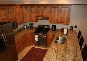 Luxe, upgraded 2/2. Minutes from world class skiing. On Pine View Reservoir.