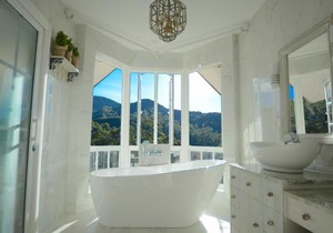 Luxe Wilderness - Private Villas, Free Breakfast, 2km from City Centre