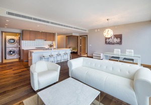 Luxurious 2.5 Bedroom Unit with Panoramic Ocean View in ONE Ala Moana