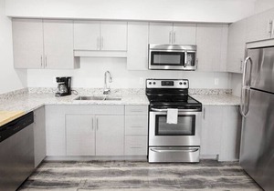 Luxurious 2 Bedroom Townhouse with Garage & Wi-Fi!