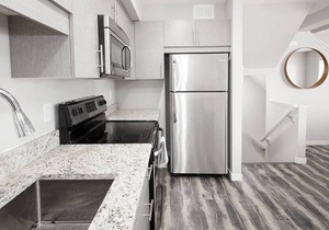Luxurious 2 Bedroom Townhouse with Garage & Wi-Fi!