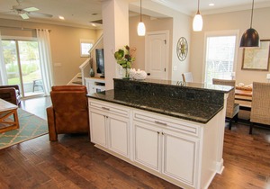 Luxurious 3 BR townhome in prime locale!